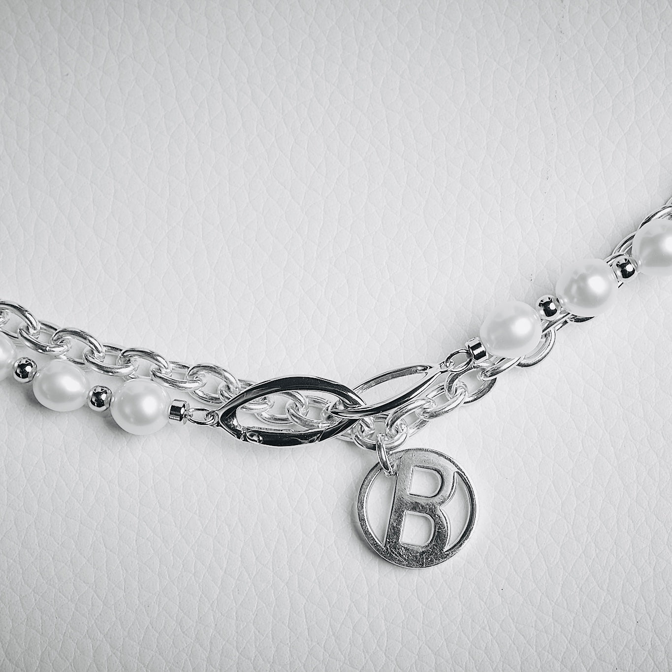 ＜Blacklist＞　男性のスタイリングとしてトレンド継続。メンズパールアクセサリー