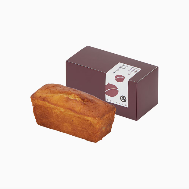 【栗かのこケーキ】<br>
栗餡をたっぷり練り込んだ生地に、小布施堂の栗鹿ノ子を忍ばせた栗ケーキ
