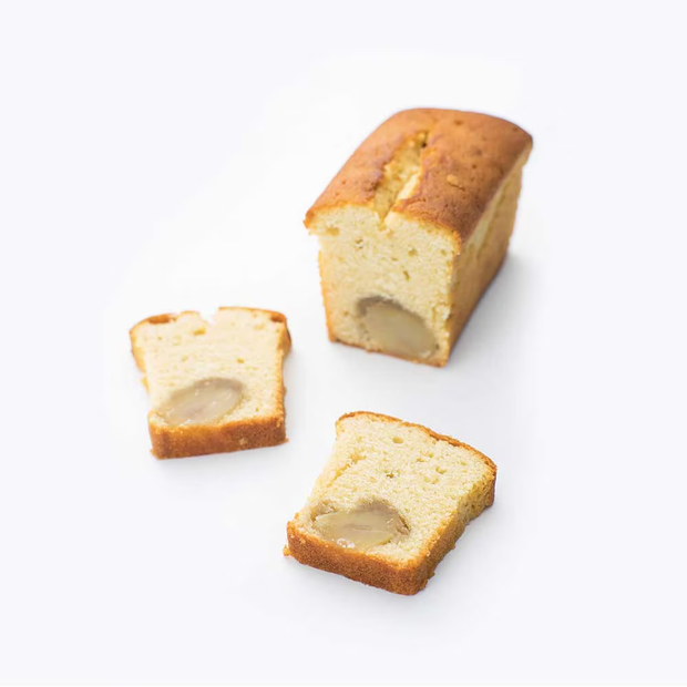 【栗かのこケーキ】<br>
栗餡をたっぷり練り込んだ生地に、小布施堂の栗鹿ノ子を忍ばせた栗ケーキ