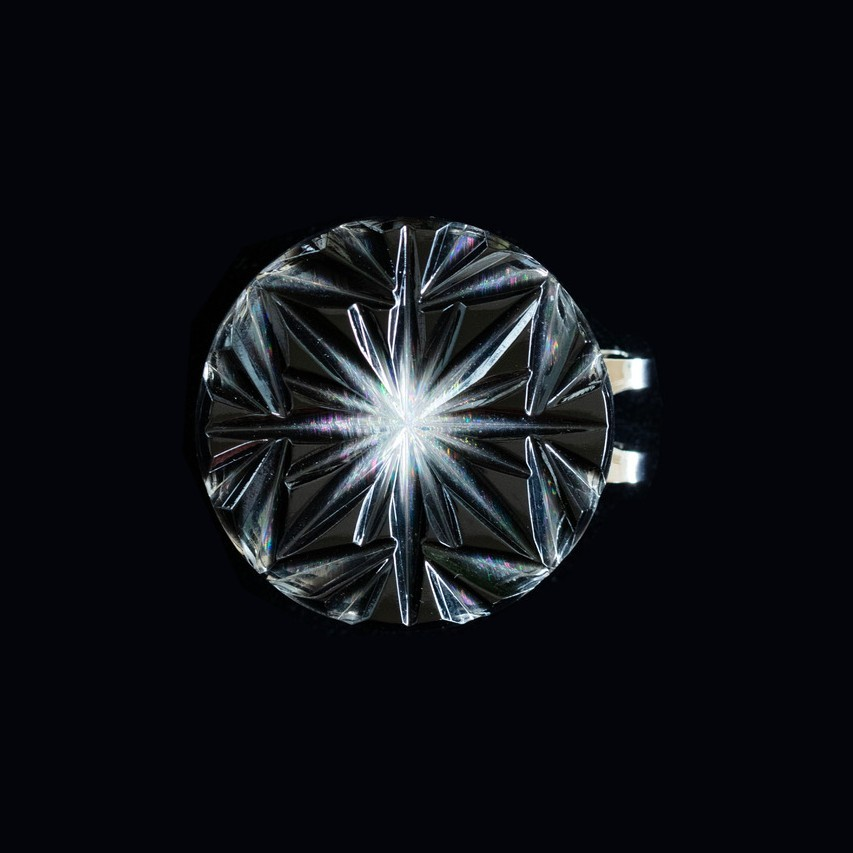 ＜剛腕＞　職人技の煌めく存在感、薩摩切子ゴルフマーカー