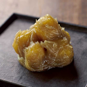 新鮮な栗のうまみをぎゅっと濃縮した栗あんからつくった、ほくほくとした食感と素朴な甘さの栗きんとん