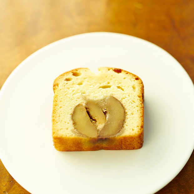 【くりあんケーキ】<br>
栗あんをたっぷり練り込んだ生地に、栗あんと渋皮栗を加えたスライスケーキ