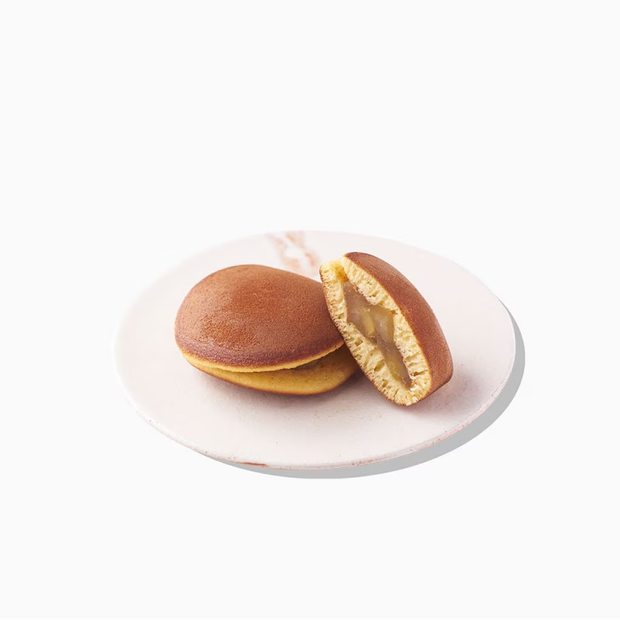【栗かのこどら焼き】<br>
手のひらに収まる小振りなサイズの中に、食べごたえのある栗粒も入ったどら焼き