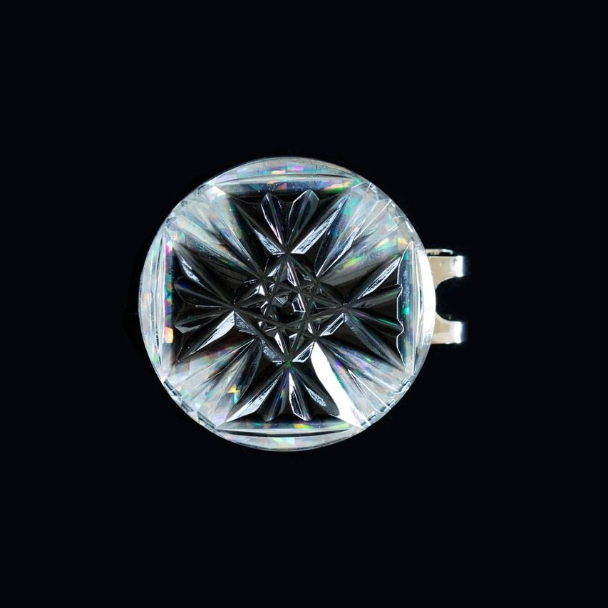 ＜剛腕＞　職人技の煌めく存在感、薩摩切子ゴルフマーカー