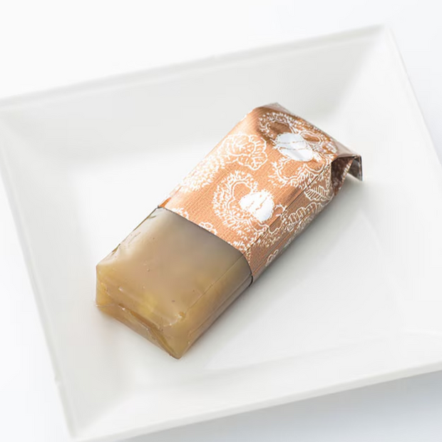 栗の実の細片を散りばめた、贅沢な栗羊羹の食べきりサイズ