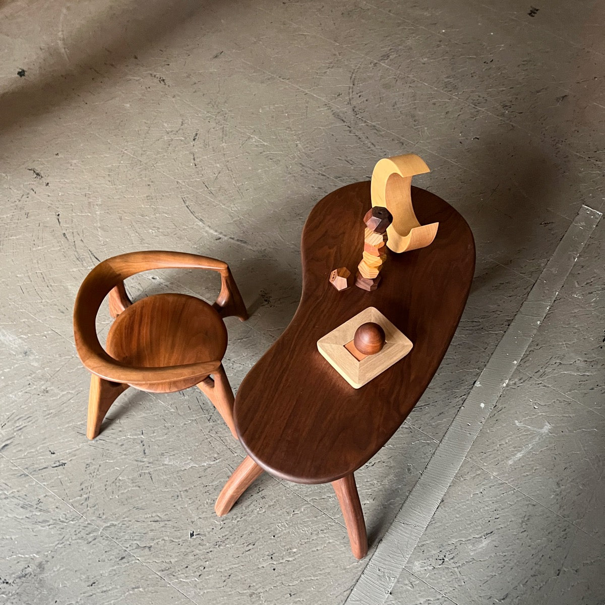 〘Beck〙木製ローテーブル ウォルナット KOMA Baby Table（ウォルナット）｜角のない木製キッズローテーブル