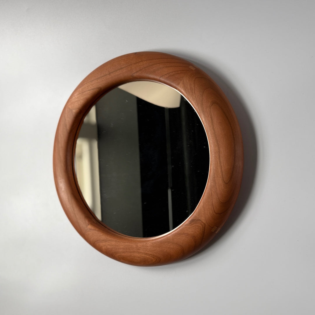 KOMA Maru Mirror｜4つの無垢材で作る円形ミラー｜By Emotion