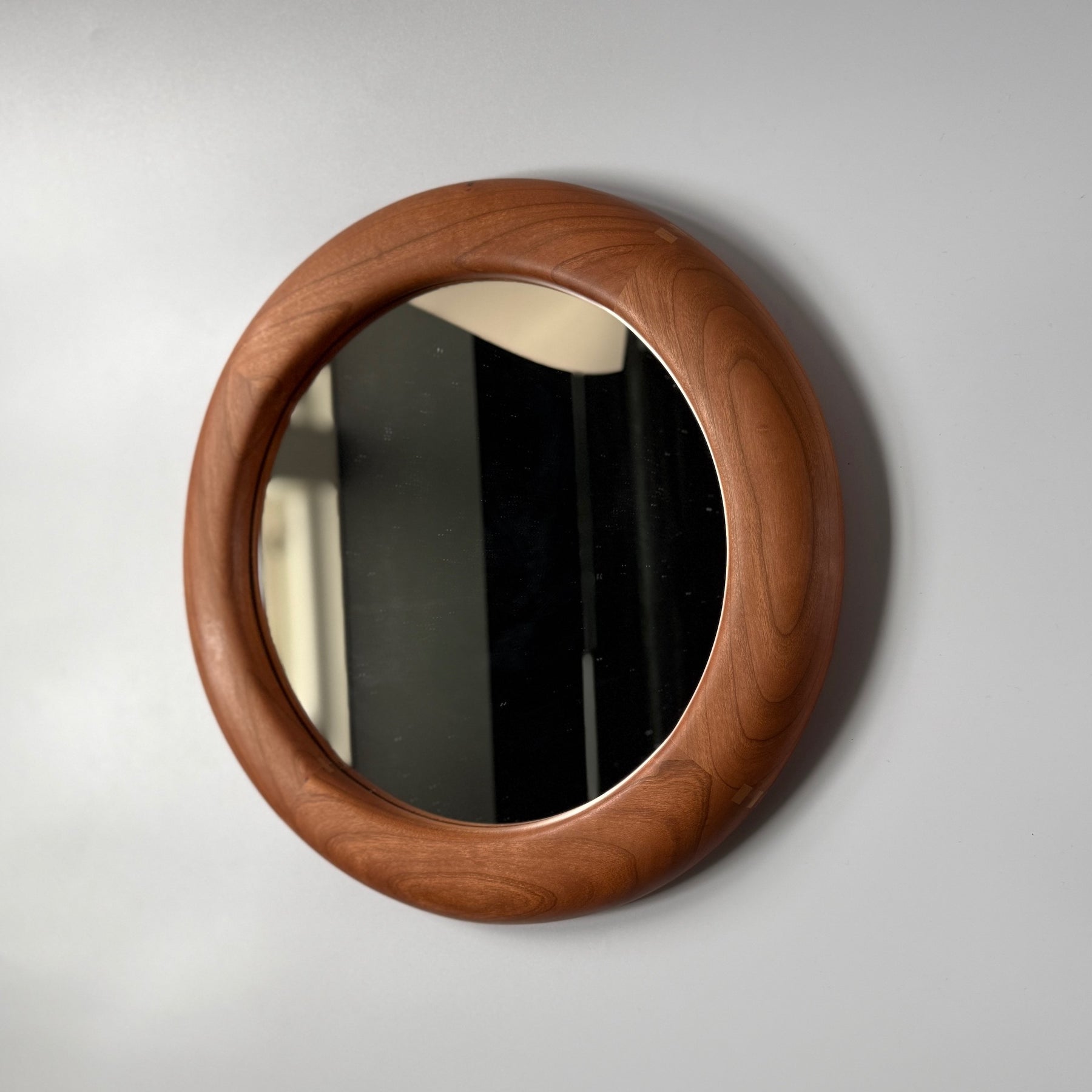 KOMA Maru Mirror｜4つの無垢材で作る円形ミラー｜By Emotion