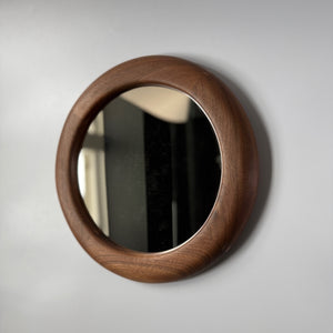 KOMA Maru Mirror｜4つの無垢材で作る円形ミラー｜By Emotion