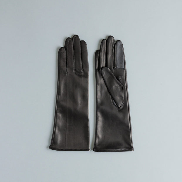 カラー： BLACK<br>素材：羊革<br>サイズ：21cm（全長約30cm）<br>日本製