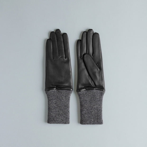 カラー：BLACK<br>素材：羊革 / カフス部：毛・ナイロン<br>サイズ：21cm（全長約31cm）<br>日本製