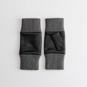 カラー：BLACK<br>素材：羊革 / カシミヤ<br>サイズ：21cm<br>日本製