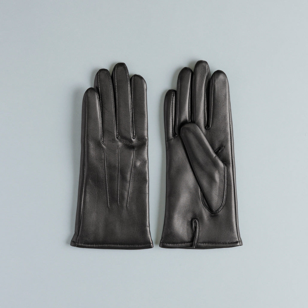 カラー：BLACK<br>素材：羊革<br>サイズ：21cm（全長約23cm）<br>日本製