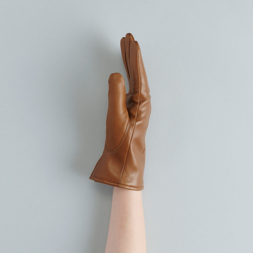 カラー：LUGGAGE<br>素材：羊革<br>サイズ：21cm（全長約23cm）<br>日本製