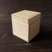 専用箱に入れてお届け（紙または木箱）