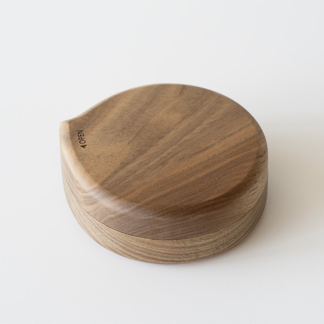 STORIO Nuts Case 無垢材の手触りが心地よい、開け閉めも楽しい携帯