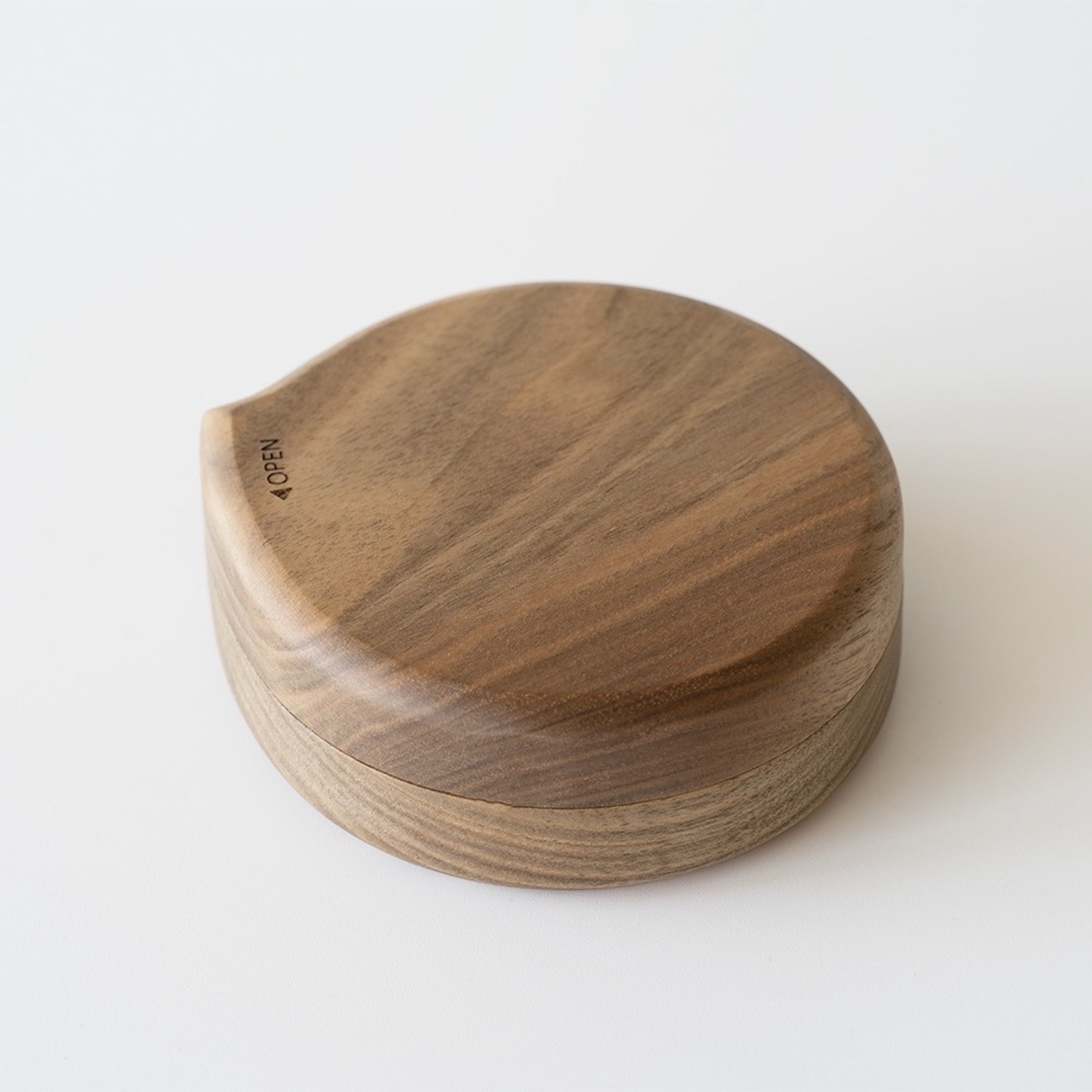 STORIO Nuts Case 無垢材の手触りが心地よい、開け閉めも楽しい携帯