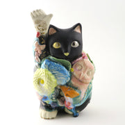 大石 早矢香<br>
「招き猫 -straight-」<br>
高さ195×幅120×奥行110mm<br>
制作年：2024年<br>
半磁土