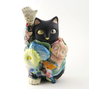 大石 早矢香<br>
「招き猫 -straight-」<br>
高さ195×幅120×奥行110mm<br>
制作年：2024年<br>
半磁土