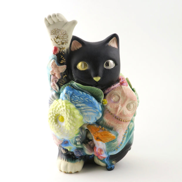 大石 早矢香<br>
「招き猫 -straight-」<br>
高さ195×幅120×奥行110mm<br>
制作年：2024年<br>
半磁土