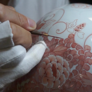 米久窯 九谷焼 「赤網金襴手更紗小紋 宝珠」 肉筆で描かれた細密模様