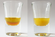 オリーブオイルと乳化させるのがおすすめ<br>左：乳化前（下側：玄米酢、上側：オリーブオイル）右：乳化後