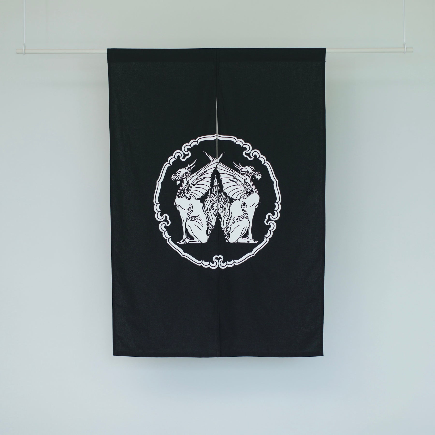 瓦の紋様と煤竹、中島憲司氏の製作作品 中むら のれん「麒麟紋・麒麟紋曼陀羅」 – By Emotion