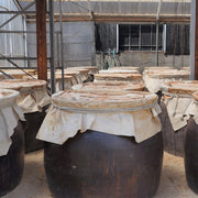 玄米酢は甕に入れて発酵させます
