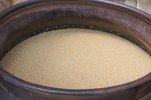 甕の中で発酵中の玄米