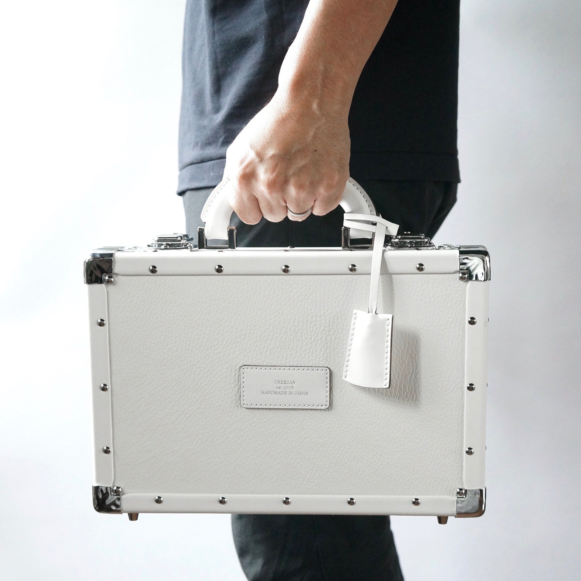 通常のジュラルミンケースに比べ、コンパクトなサイズ