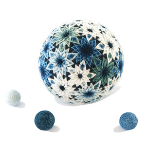42の交差花（藍染め）：直径約8.6cm