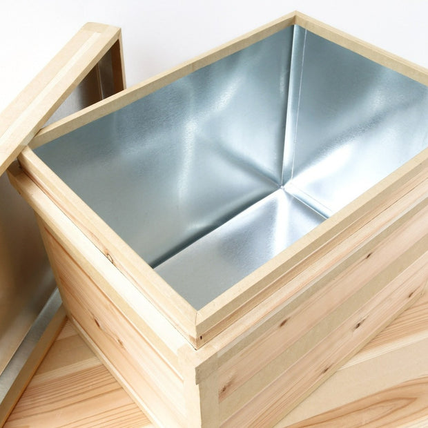 箱の内側のトタンが防湿、防臭、防酸化効果の秘訣<br>Photo: Hitomi Sato