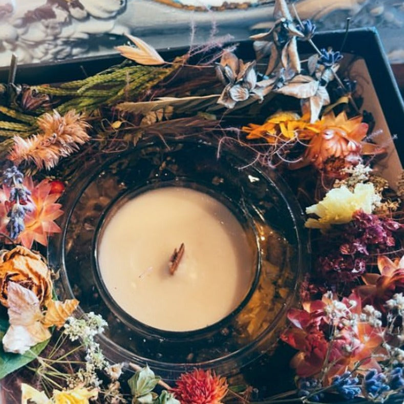 ドライフラワーが敷き詰められた特別感のあるギフト仕様<br>※キャンドルの器がガラス製のため、1箱に1点でのお送りを推奨しております